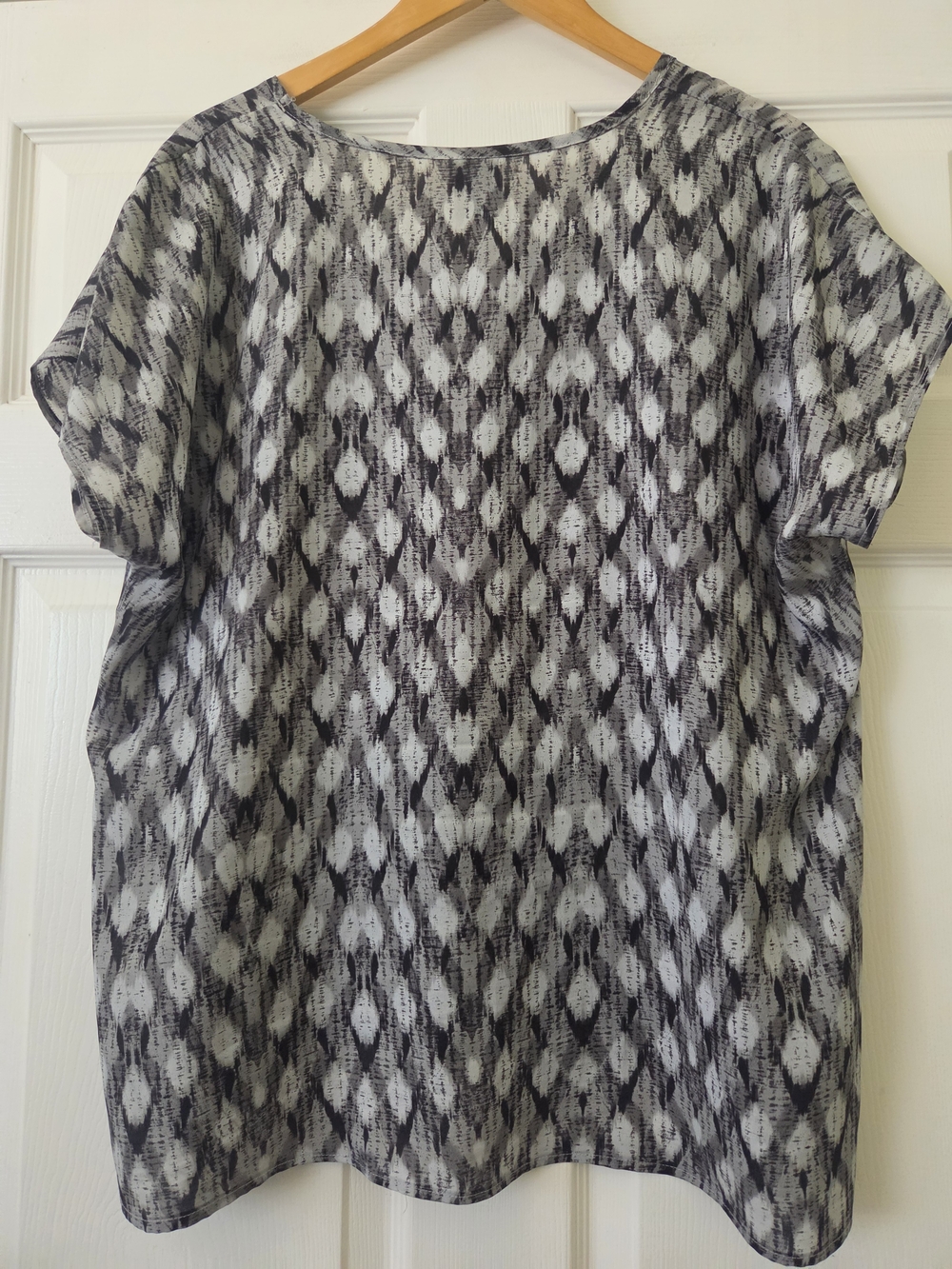Bobeau Black and Gray Abstract Printed V-Neck Top Women's Large - Picture 6 of 7